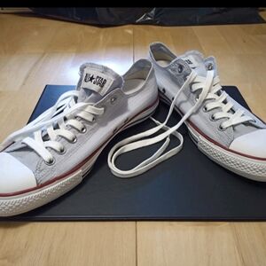 Converse low-top sneakers in gray, white and red trim